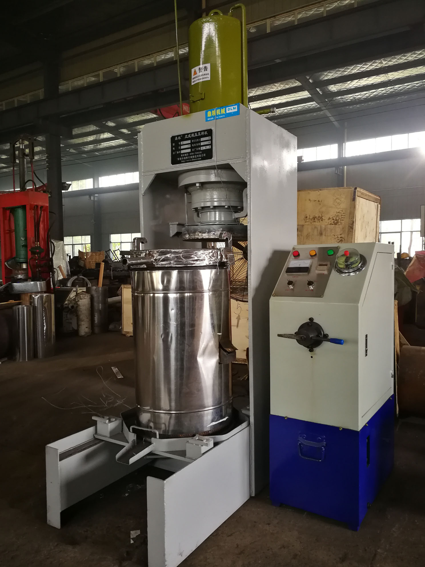 不銹鋼超高壓立式液壓壓榨機(jī)，果汁壓榨機(jī)，果渣壓榨機(jī)，藥材壓榨，油渣處理，白土壓榨